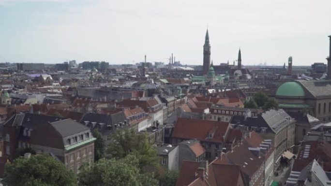从角度看，从圆塔的屋顶上可以看到高角度的全景，圆塔是旅行目的地之一的著名地方，下午可以看到北欧国家之