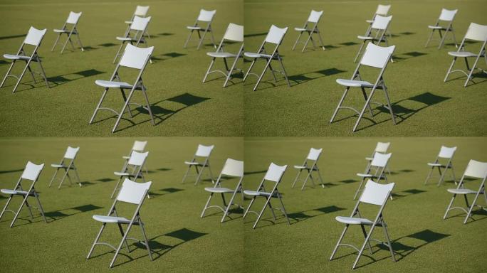足球场草皮上的椅子在活动期间保持电晕病毒限制所施加的社交距离