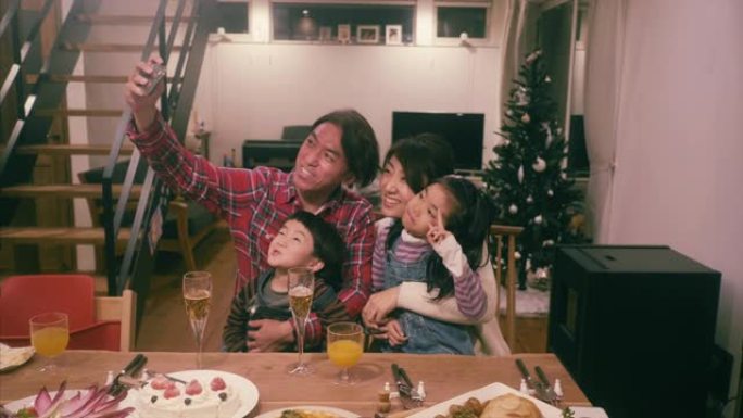 日本家庭在圣诞节晚餐时自拍