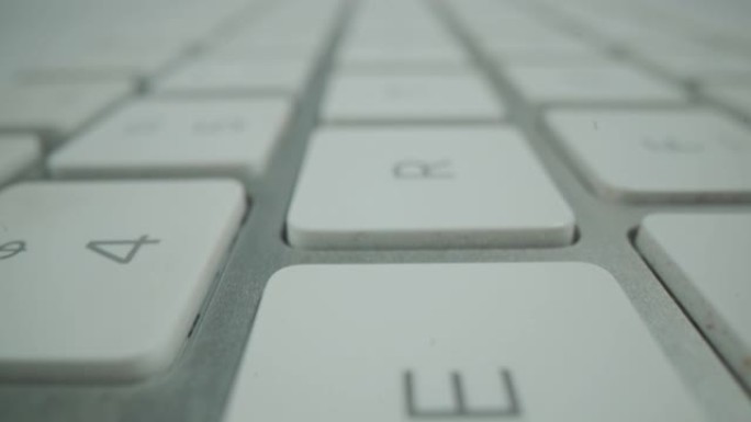 现代笔记本电脑键盘的低角度视图