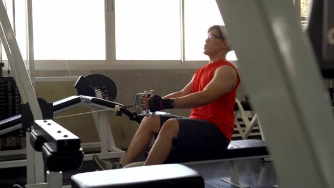 肌肉发达的人在健身房锻炼身体