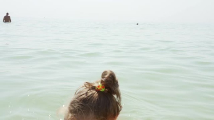 儿童游泳海洋充气戒指。溺水安全设备、儿童救生圈的危险