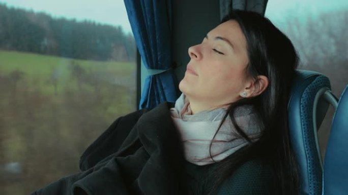 现实生活中的女孩在路上睡觉，女乘客在公共汽车上睡觉