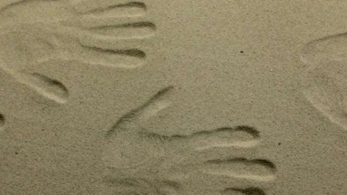 全景。黄沙中的手印特写。