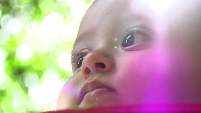 户外美丽的婴儿脸肖像，晒太阳婴儿观察