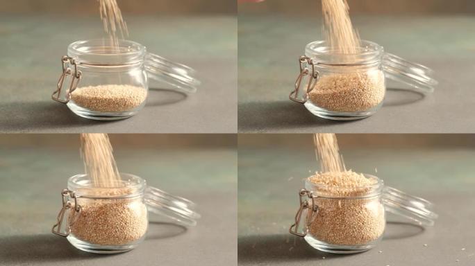 玻璃罐中的白色生藜麦
