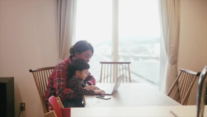 日本父子一起使用笔记本电脑