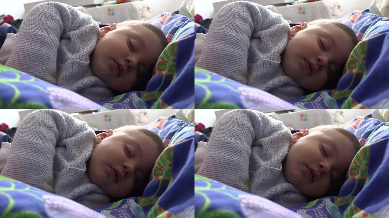 可爱可爱可爱的婴儿婴儿蹒跚学步睡在床上午睡