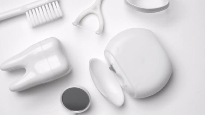 4k多莉镜头-白色和单调颜色牙科护理和牙刷套装，清洁概念