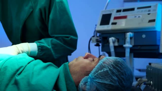 亚洲同事医疗团队在手术室医院进行外科手术背景