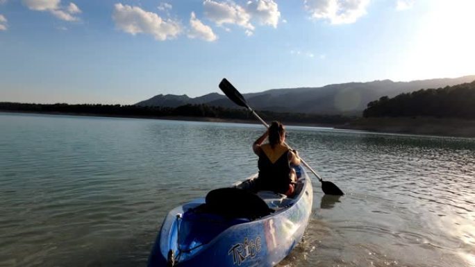在西班牙Bolera水库的美丽风景中划独木舟的女人