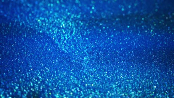 蓝色优雅艺术。神奇的蓝色水晶在移动。水晶闪闪发光。流动艺术。
