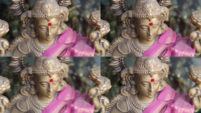 印度教女神拉克希米·德维雕像。印度教女神萨拉斯瓦蒂、拉克希米和杜尔迦。女神杜尔迦的脸特写。萨拉斯瓦蒂