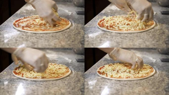 库克将磨碎的奶酪胡椒粉放在带有番茄酱的比萨饼上