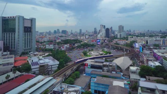 繁忙街道路上胜利纪念碑的鸟瞰图。曼谷市中心天际线的环形交叉路口。泰国。智慧城市金融区中心。摩天大楼。