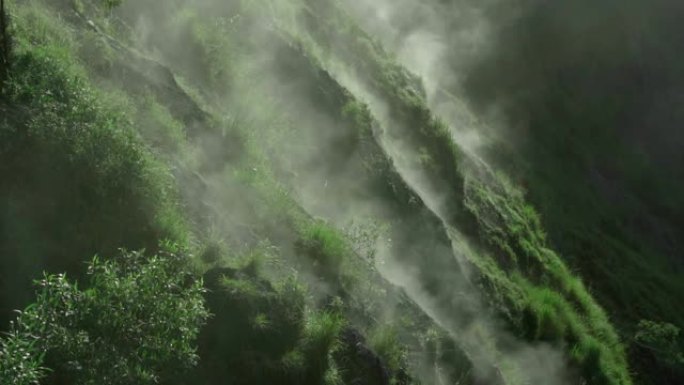 由火山形成的绿色山谷，带有硫化氢的烟土