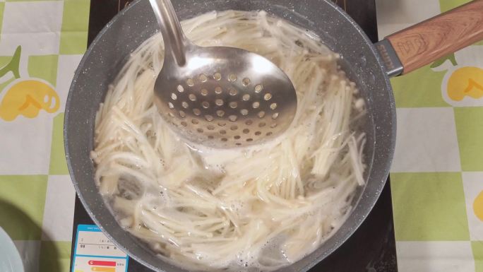 开水焯金针菇煮蘑菇食用菌 (5)