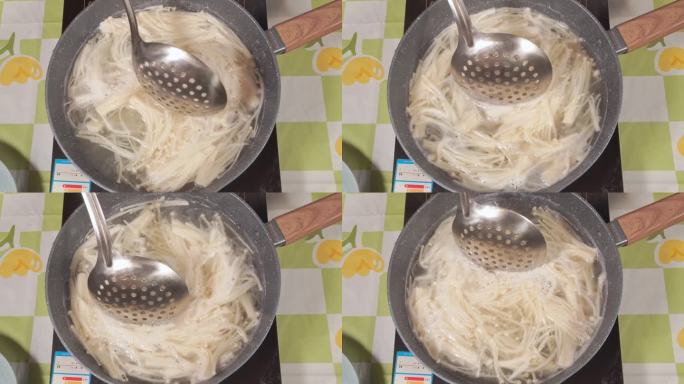 开水焯金针菇煮蘑菇食用菌 (5)