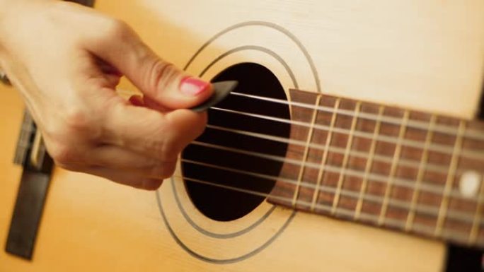 女人手演奏经典吉他的特写