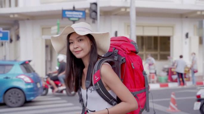20-30岁的亚洲女摄影师。桥梁背包旅行博客作者在泰国散步时使用相机拍摄在线旅行频道的视频片段。