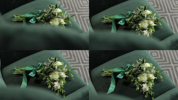 一束白玫瑰鲜花。椅子上的新娘婚礼花束。新婚夫妇的早晨准备