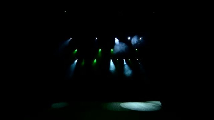 免费舞台，配有绿灯、照明装置、烟雾弥漫。