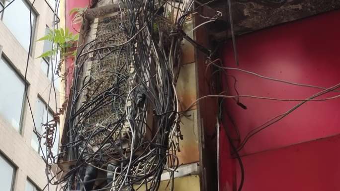 杂乱的电线电网安全用电危险电力农村用电