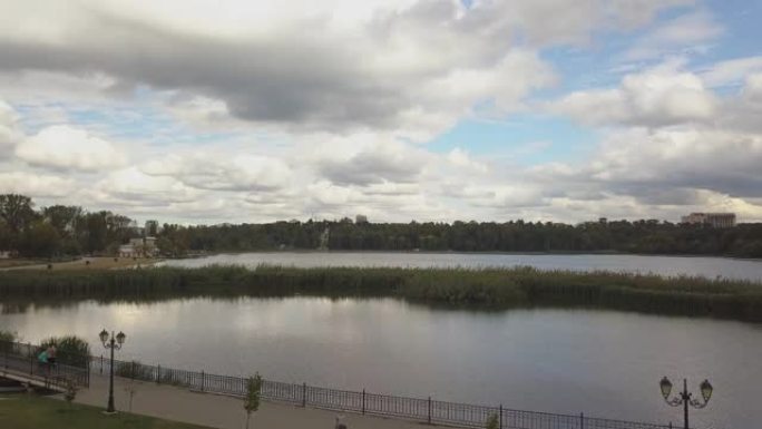 在一个有秋天树木的公园里鸟瞰图。摩尔多瓦基希涅夫。史诗般的水上空中飞行。白天五颜六色的秋树。无人机沿