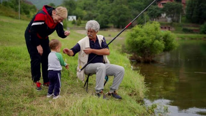 祖父和孙子钓鱼
