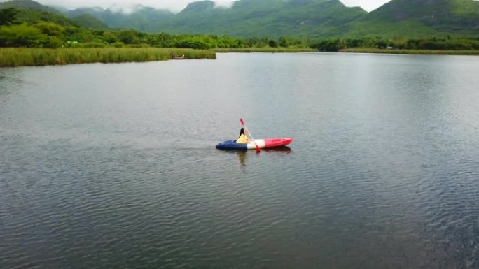 妇女在泰国的湖泊和山上划独木舟