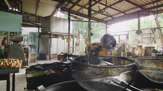 慢动作60 fps拍摄于东马美里一家专门生产不同月饼的饼干和饼干工厂