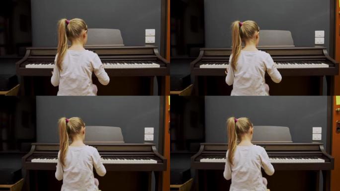 小女孩在家弹钢琴。孩子在客厅弹钢琴。孩子在家学习钢琴。音乐课，中镜头后视图。