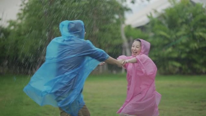 穿着雨衣的亚洲夫妇在户外微笑