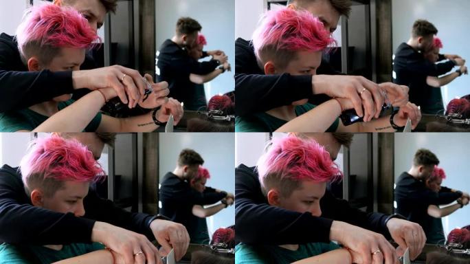 粉红色头发的女人正在训练制作机器男性理发