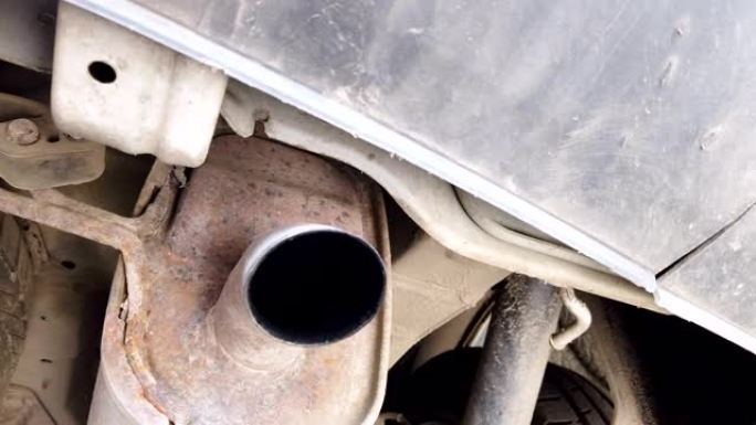汽车底部从排气管的前部和催化剂在修理过程中拆卸下来。在车间汽车服务