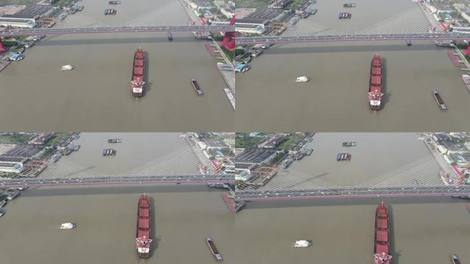 中国上海无人机乘船飞越桥梁和河流的鸟瞰图