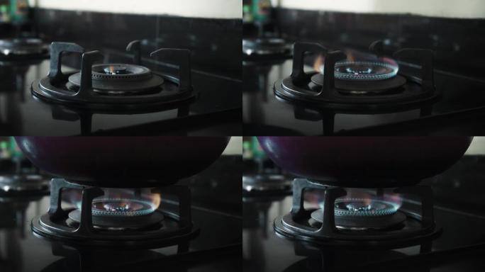 厨房里有蓝色和红色燃烧火焰的黑色煤气炉的视频