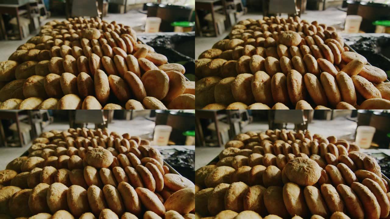 慢动作60 fps在东马美里一家专门生产不同月饼的饼干和饼干工厂拍摄的中国烤面包