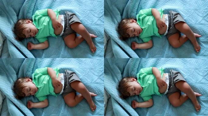 男婴在床上打盹。可爱的婴儿睡觉