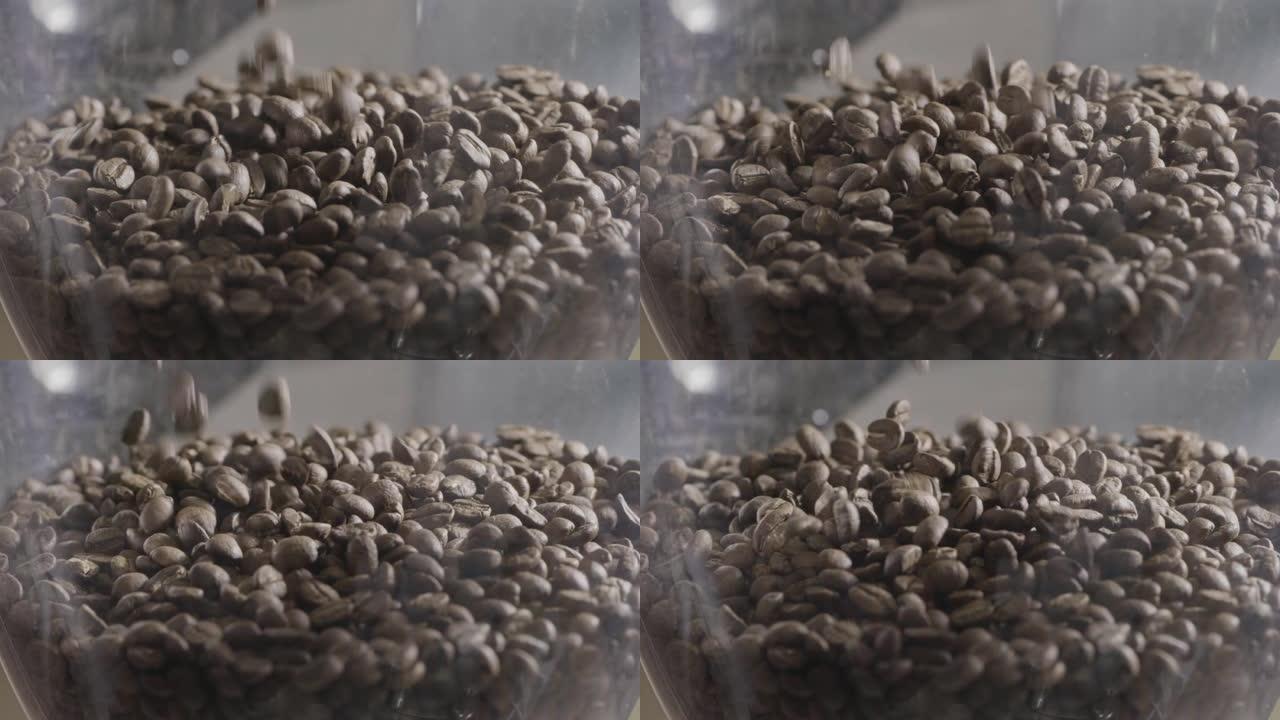 许多新鲜烘焙的咖啡豆落入咖啡研磨机中。慢动作，全高清视频，240fps，1080p.