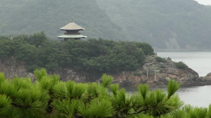 日本广岛福山市Tomonoura雨中的Bentenjima岛