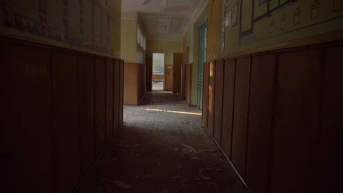 摄像机沿着学校的走廊移动。探索一座被地震摧毁的空楼。废弃房屋的内部，世界末日后的废墟。