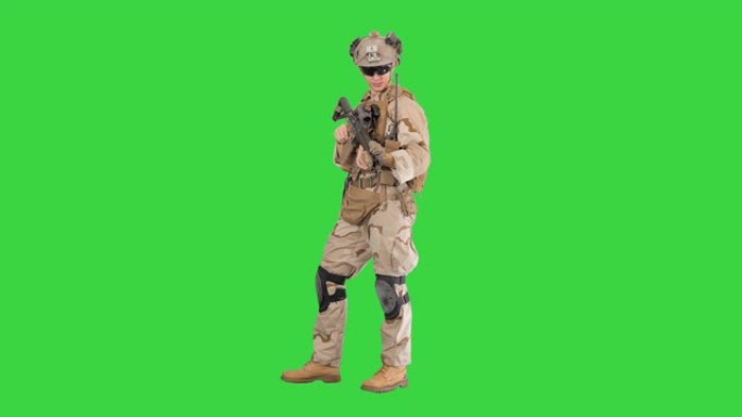 美国海军陆战队员站在绿色屏幕上说话，色度键