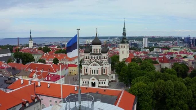 爱沙尼亚塔林老城高赫尔曼塔上的爱沙尼亚国旗