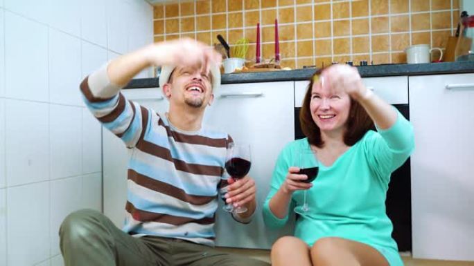 幸福的夫妻在家里用葡萄酒和五彩纸屑聚会时社交距离
