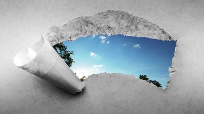 创意4k时间圈视频，在蓝天中快速移动的云，可以通过旧复古垃圾老式纸的边缘撕裂的孔看到。