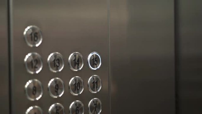 女性手指在电梯中推十五楼按钮，手持镜头