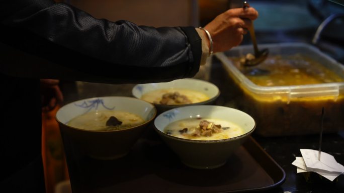 西安美食烩面羊肉泡沫制作