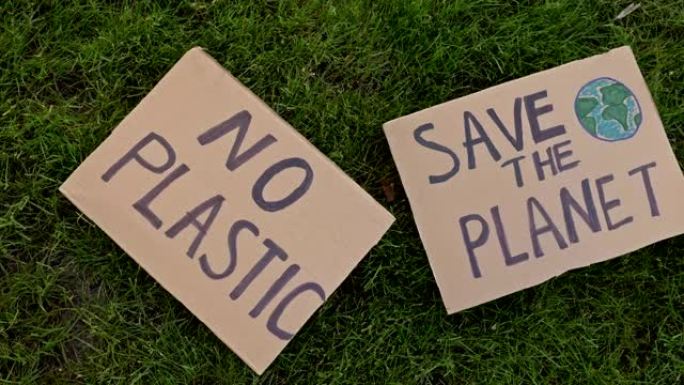有海报拯救地球，绿色草地上没有塑料