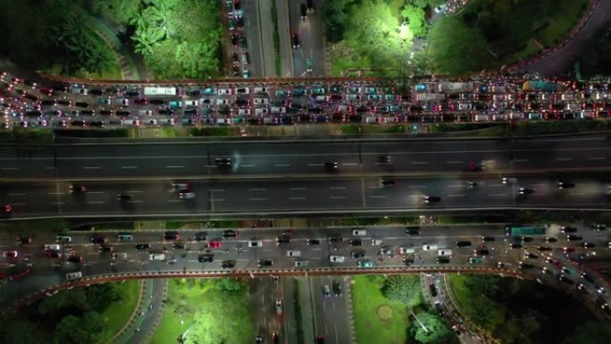 雅加达市市中心夜间照明繁忙交通街路口空中俯拍全景4k印度尼西亚